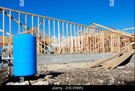 Costruzione di cantiere di campagna: Pozzo di acqua profonda messo in su davanti a nuova costruzione domestica. Foto Stock