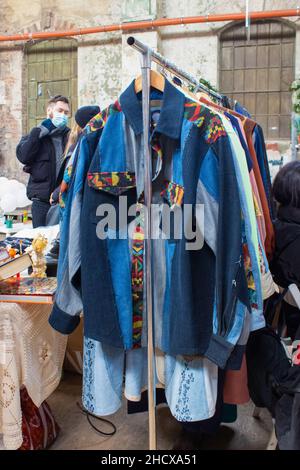 Lviv, Ucraina - 7 marzo 2021 : vendita garage a Lem Station, Tlum e Kram. Hippster vintage vestiti e altri beni di seconda mano sul mercato delle pulci. Thrift Foto Stock