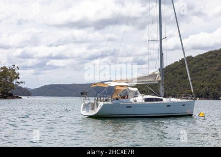 Beneteau Oceanis 40 barca a vela ormeggiata su una boa a Cowan Creek, Hawkesbury River, Sydney, Australia Foto Stock