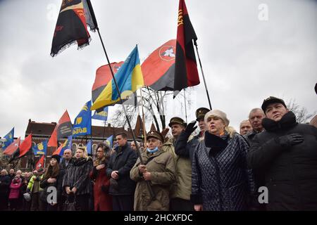 Lviv, Ucraina. 01st Jan 2022. La gente cantava l'inno nazionale dell'Ucraina durante la celebrazione del 113th anniversario della nascita di Stepan Bandera.People si è riunito vicino al monumento di Stepan Bandera per celebrare il suo 113th compleanno. Hanno anche tenuto una camera e posato fiori al monumento. Credit: SOPA Images Limited/Alamy Live News Foto Stock