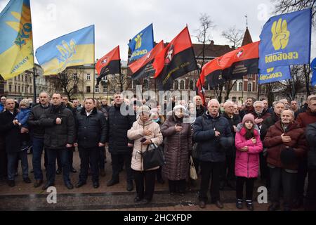 Lviv, Ucraina. 01st Jan 2022. La gente cantava l'inno nazionale dell'Ucraina durante la celebrazione del 113th anniversario della nascita di Stepan Bandera.People si è riunito vicino al monumento di Stepan Bandera per celebrare il suo 113th compleanno. Hanno anche tenuto una camera e posato fiori al monumento. Credit: SOPA Images Limited/Alamy Live News Foto Stock