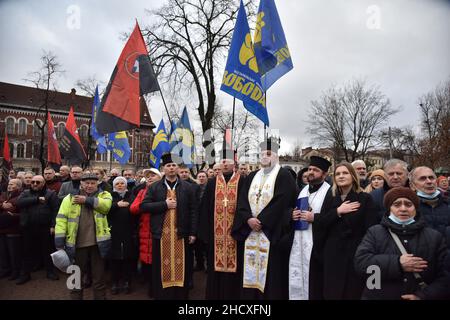 Lviv, Ucraina. 01st Jan 2022. I sacerdoti cantano l'inno nazionale dell'Ucraina durante la celebrazione del 113th anniversario della nascita di Stepan Bandera.People si sono riuniti vicino al monumento di Stepan Bandera per celebrare il suo 113th compleanno. Hanno anche tenuto una camera e posato fiori al monumento. Credit: SOPA Images Limited/Alamy Live News Foto Stock