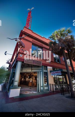 San Antonio, Texas—28 ottobre 2021; vista ad angolo basso dell'ingresso al Buckhorn Saloon e al Texas Ranger Museum Downtown Foto Stock