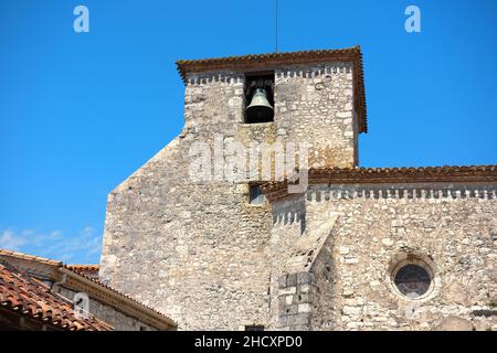 Chiesa nel villaggio turistico Pujols nel Lot-et-Garonne francese Foto Stock