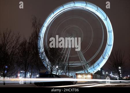 La ruota panoramica all'Arena Park è illuminata durante il fine settimana di Capodanno. Gli esperti di Voronezh hanno fornito una previsione per un lungo fine settimana di Capodanno. Questa volta, tranne l'inverno reale per durare tre giorni, la nevicata praticamente non si fermerà. I residenti della città trascorrono il fine settimana di Capodanno a piedi, facendo shopping, visitando cinema e parchi. Molte istituzioni operano con restrizioni antivirali. All'ingresso, le persone devono avere codici Quar che confermano la vaccinazione o la presenza di anticorpi. Altre strutture sono completamente chiuse durante le vacanze. (Foto di Mihail Siergiejevicz/S. Foto Stock
