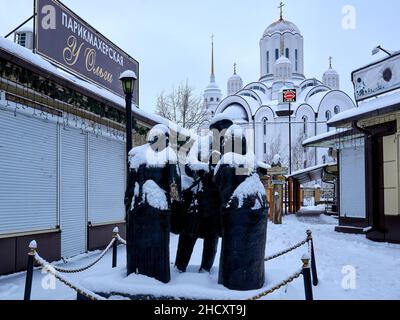 Una vista di un padiglione chiuso in un mercato non operativo durante le vacanze di Capodanno.Voronezh previsioni ha dato una previsione per un lungo fine settimana di Capodanno. Questa volta, tranne l'inverno reale per durare tre giorni, la nevicata praticamente non si fermerà. I residenti della città trascorrono il fine settimana di Capodanno a piedi, facendo shopping, visitando cinema e parchi. Molte istituzioni operano con restrizioni antivirali. All'ingresso, le persone devono avere codici Quar che confermano la vaccinazione o la presenza di anticorpi. Altre strutture sono completamente chiuse durante le vacanze. (Foto di Mihail Siergi Foto Stock