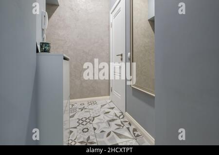 lungo corridoio vuoto all'interno della sala d'ingresso di appartamenti moderni, uffici o cliniche Foto Stock