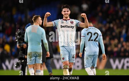 Declan Rice of West Ham United's Captain mostra cosa significa la vittoria alla fine della partita della Premier League tra Crystal Palace e West Ham United a Selhurst Park, Londra, Inghilterra, il 1 gennaio 2022. Foto di Phil Hutchinson. Solo per uso editoriale, licenza richiesta per uso commerciale. Nessun utilizzo nelle scommesse, nei giochi o nelle pubblicazioni di un singolo club/campionato/giocatore. Credit: UK Sports Pics Ltd/Alamy Live News Foto Stock