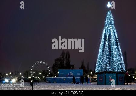 L'albero di Natale all'Arena Park è illuminato durante il fine settimana di Capodanno. Gli esperti di Voronezh hanno dato una previsione per un lungo fine settimana di Capodanno. Questa volta, tranne l'inverno reale per durare tre giorni, la nevicata praticamente non si fermerà. I residenti della città trascorrono il fine settimana di Capodanno a piedi, facendo shopping, visitando cinema e parchi. Molte istituzioni operano con restrizioni antivirali. All'ingresso, le persone devono avere codici Quar che confermano la vaccinazione o la presenza di anticorpi. Altre strutture sono completamente chiuse durante le vacanze. Foto Stock