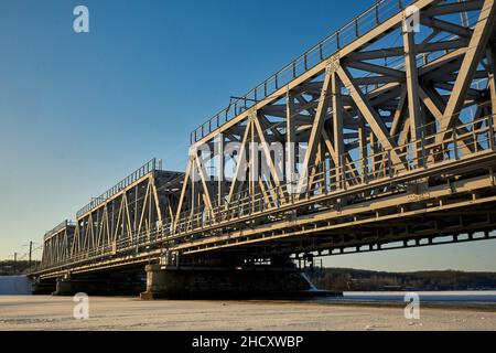 Ponte ferroviario sul serbatoio di Voronezh durante il fine settimana di Capodanno. Gli esperti di Voronezh hanno dato una previsione per un lungo fine settimana di Capodanno. Questa volta, tranne l'inverno reale per durare tre giorni, la nevicata praticamente non si fermerà. I residenti della città trascorrono il fine settimana di Capodanno a piedi, facendo shopping, visitando cinema e parchi. Molte istituzioni operano con restrizioni antivirali. All'ingresso, le persone devono avere codici Quar che confermano la vaccinazione o la presenza di anticorpi. Altre strutture sono completamente chiuse durante le vacanze. Foto Stock