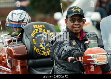 Charleston, Stati Uniti d'America. 02nd Jan 2022. Charleston, Stati Uniti d'America. 02 Gennaio 2022. Un membro del Buffalo Soldiers moto club corre nel 156th annuale Emancipation proclamazione parata celebrare la liberazione di schiavi afro-americani, 1 gennaio 2022 a Charleston, South Carolina. La sfilata si svolge il giorno di Capodanno dal 1866 ed è la più antica sfilata del paese che commemora il giorno in cui il presidente Abraham Lincoln abolisce la schiavitù. Credit: Richard Ellis/Richard Ellis/Alamy Live News Foto Stock