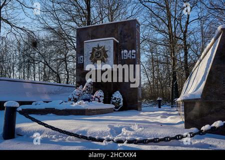 Voronezh, Russia. 27th Dic 2021. La tomba di massa della Grande Guerra Patriottica è coperta di neve durante il fine settimana di Capodanno.gli esperti di Voronezh hanno dato una previsione per un lungo fine settimana di Capodanno. Questa volta, tranne l'inverno reale per durare tre giorni, la nevicata praticamente non si fermerà. I residenti della città trascorrono il fine settimana di Capodanno a piedi, facendo shopping, visitando cinema e parchi. Molte istituzioni operano con restrizioni antivirali. All'ingresso, le persone devono avere codici Quar che confermano la vaccinazione o la presenza di anticorpi. Altri stabilimenti sono comple Foto Stock