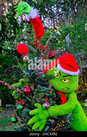 Un albero di Natale presenta un tema Grinch al Water Tower Plaza, 24 dicembre 2021, a Dauphin Island, Alabama. Foto Stock