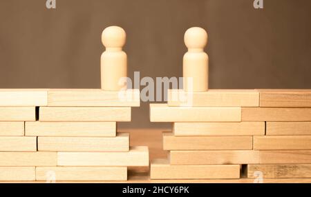 Persone in miniatura. Il concetto di conflitto tra genitori e figli. Foto Stock