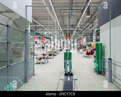 Turku, Finlandia - 21 dicembre 2021: Vista orizzontale del negozio di alimentari Prisma Porte di ingresso elettriche Foto Stock