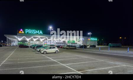 Turku, Finlandia - 21 dicembre 2021: Vista notturna orizzontale di Prisma Grocery Storefront a Turku, Finlandia Foto Stock