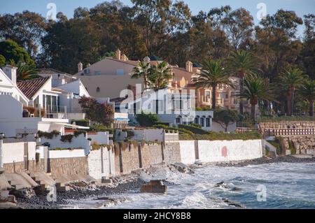 Una strada tipica nella città vecchia di Estepona con vasi di fiori colorati. Estepona, Andalusia, Spagna Foto Stock