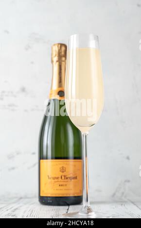 SUMY, UCRAINA - DEC 31: Bicchiere di Veuve Clicquot etichetta gialla Brut champagne il 31 dicembre 2021. Veuve Clicquot Ponsardins è stato fondato nel 1772 e a. Foto Stock