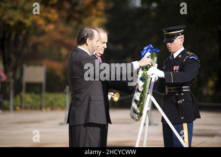 I rappresentanti della Washington Oxi Day Foundation hanno deposto una corona alla Tomba del Milite Ignoto al Cimitero Nazionale di Arlington (22387804180). Foto Stock