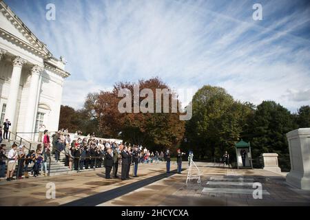 I rappresentanti della Washington Oxi Day Foundation hanno deposto una corona alla Tomba del Milite Ignoto al Cimitero Nazionale di Arlington (22387814170). Foto Stock