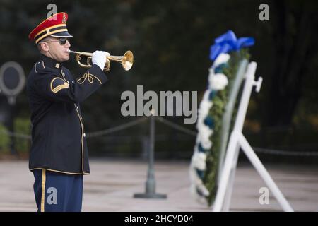 I rappresentanti della Washington Oxi Day Foundation hanno deposto una corona alla Tomba del Milite Ignoto al Cimitero Nazionale di Arlington (22388930599). Foto Stock