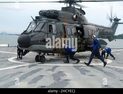 Repubblica di Singapore Air Force Eurocopter AS332 Super Puma sul traghetto USS Harpers durante IL CARAT 2007 - 20070723. Foto Stock