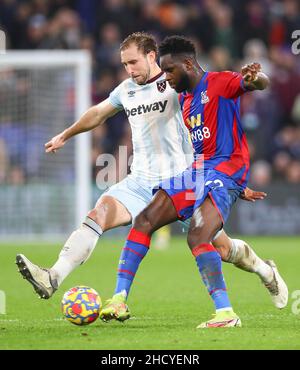 Londra, Regno Unito. 1st Jan 2022. Odsonne Edouard of Crystal Palace batte per il possesso di Craig Dawson of West Ham United durante la partita della Premier League a Selhurst Park, Londra. Il credito d'immagine dovrebbe leggere: Jacques Feeney/Sportimage Credit: Sportimage/Alamy Live News Foto Stock