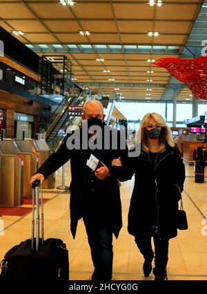 Bonnie Tyler mit Ehemann Robert Sullivan bei der Abreise am Flughafen Berlin Brandenburg „Willy Brandt“. Berlino,01.01.2022 Foto Stock