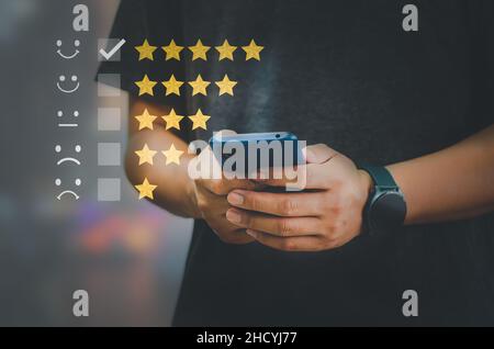 Concetto di sondaggio sulla soddisfazione dei clienti gli utenti valutano l'esperienza di assistenza nell'applicazione online. I clienti possono valutare la qualità del service.hand hol Foto Stock