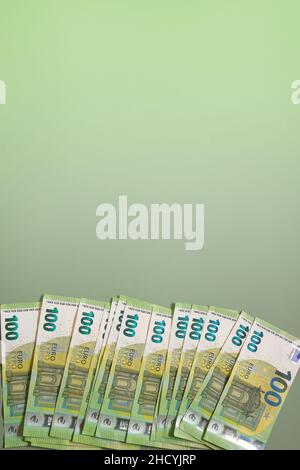 Euro currency.Money e finanza. Cento banconote in euro su sfondo verde. Foto Stock