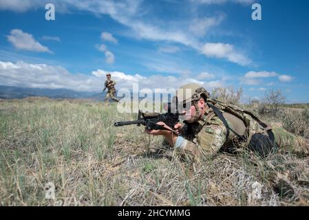 Senior Airman Colt May, un membro del team dei vigili del fuoco dello Squadrone delle forze di sicurezza 123rd della Guardia Nazionale aerea del Kentucky, assume una posizione difensiva durante un esercizio di addestramento sul campo a Fort Carson, Colom., 19 maggio 2021. Più di 30 Airmen dell'unità hanno viaggiato qui per rafforzare le loro abilità specialistiche durante nove giorni di esercizi sul campo a diverse gamme. (STATI UNITI Air National Guard foto di Phil Speck) Foto Stock