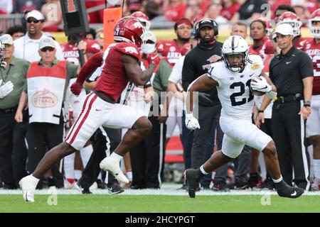 1 gennaio 2022: I Lions di Penn state Nittany che running back NOAH CAIN (21) corrono la palla durante l'Outback Bowl al Raymond James Stadium di Tampa, FL il 1 gennaio 2022. (Credit Image: © Cory Knowlton/ZUMA Press Wire) Foto Stock