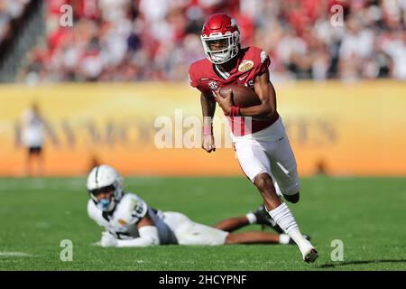 1 gennaio 2022: Arkansas Razorbacks quarterback MALIK HORNSBY (4) rompe un tackle da Penn state Nittany Lions sicurezza JI'AYIR MARRONE (16) durante l'Outback Bowl al Raymond James Stadium di Tampa, FL il 1 gennaio 2022. (Credit Image: © Cory Knowlton/ZUMA Press Wire) Foto Stock