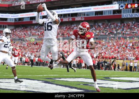 1 gennaio 2022: Penn state Nittany Lions safety JI'AYIR BROWN (16) intercetta la palla durante l'Outback Bowl al Raymond James Stadium di Tampa, Florida, il 1 gennaio 2022. (Credit Image: © Cory Knowlton/ZUMA Press Wire) Foto Stock