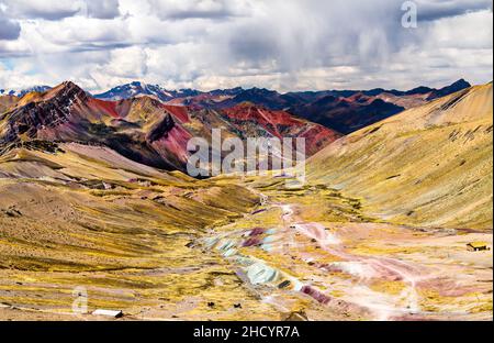 Paesaggio a Vinicunca Rainbow Mountain in Perù Foto Stock