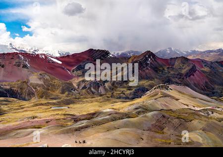 Paesaggio a Vinicunca Rainbow Mountain in Perù Foto Stock