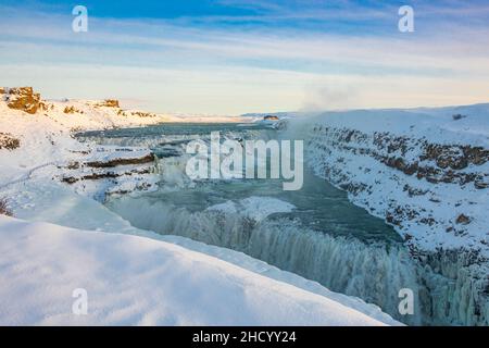 L'acqua ghiacciata scorre sulla cascata Gullfoss in Islanda Foto Stock