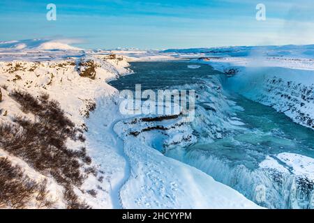 L'acqua ghiacciata scorre sulla cascata Gullfoss in Islanda Foto Stock