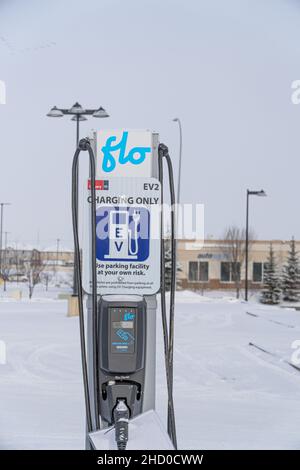 30 2021 dicembre - Calgary Alberta Canada - caricabatteria per auto elettriche nel parcheggio Foto Stock