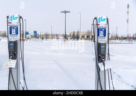 30 2021 dicembre - Calgary Alberta Canada - caricabatteria per auto elettriche nel parcheggio Foto Stock