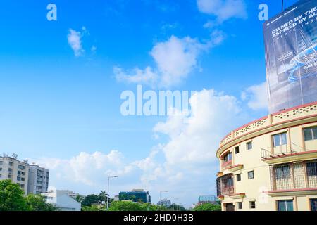 Kolkata, Bengala Occidentale, India - 20th Luglio 2019 : architettura moderna di edifici, cielo blu e nuvole bianche sullo sfondo. Foto Stock