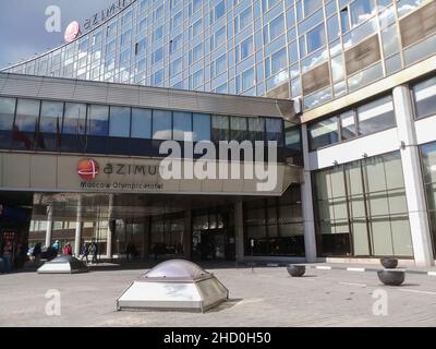 Mosca, Russia - 27th Aprile 2018 : Vista dell'Hotel Olimpico di Mosca, vetri che riflettono il cielo blu con le nuvole bianche. Foto Stock