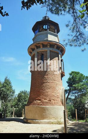 Faro del castello di Can Jalpí nella regione di Arenys de Munt della provincia di Maresme di Barcellona, Catalogna, Spagna Foto Stock