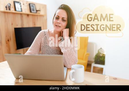 Scrittura testo Game Designer. Concetto significato campagna pixel Scripting Programmer console 3D esplorazione grafica e chat nei social media Foto Stock