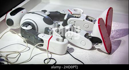il robot modello si trova sul tavolo della mostra. Messa a fuoco Selctive Foto Stock