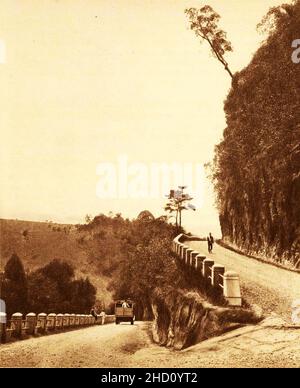 Strada che attraversa la scogliera di Endikat a Sumatra, Boekoe Peringatan dari Staatsspoor-en Tramwegen di Hindia-Belanda 1875-1925, p40. Foto Stock