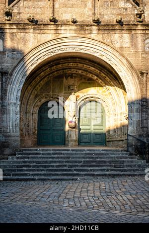 Primo piano della facciata della chiesa di San Ronan in Locronan. Porta Foto Stock