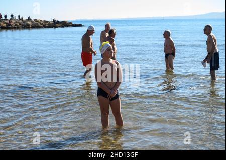 Crotone, Italia. 01st Jan 2022. Un giovane ragazzo ha visto sorridere per una foto durante il Plunge di Capodanno.nonostante le paure per i casi crescenti di Omicron, il tradizionale Plunge di Capodanno (bagno di Capodanno) a Crotone aveva visto un numero affollato di partecipanti. Un clima soleggiato ed eccezionalmente caldo rassicurò i partecipanti, che da oltre vent'anni hanno seguito la tradizione. (Foto di Valeria Ferraro/SOPA Images/Sipa USA) Credit: Sipa USA/Alamy Live News Foto Stock