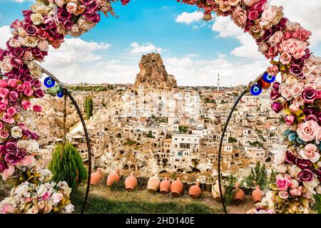 Fortezza sulla collina della città di Ortahisar circondata da case. Destinazione del viaggio in Turchia Foto Stock