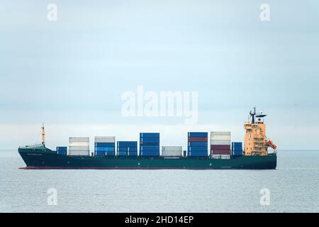 Nave da carico container, vista del profilo, trasporto merci di spedizione. Genova Italia - Dicembre 2021 Foto Stock